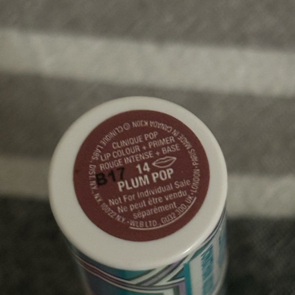 NIB clinique bundle ! 4 lipsticks and 1 “chubby stick” lip and cheek color ! - Picture 4 of 11